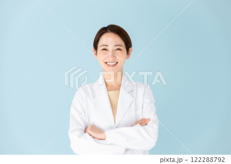 白衣の女性　腕組み 122288792