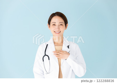 白衣の女性　聴診器　お任せ 122288816