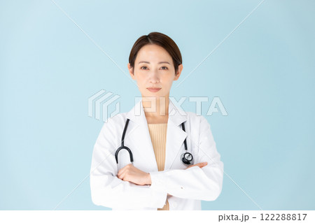 白衣の女性　聴診器　腕組み 122288817