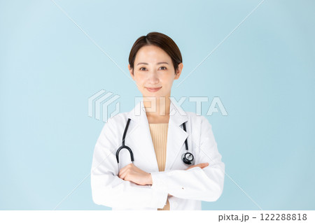 白衣の女性　聴診器　腕組み 122288818