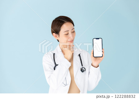 白衣の女性　聴診器　スマホ　笑顔 122288832