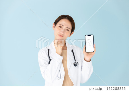 白衣の女性 聴診器 スマホ 悩む 白衣の女性 聴診器 スマホ 悩む 122288833