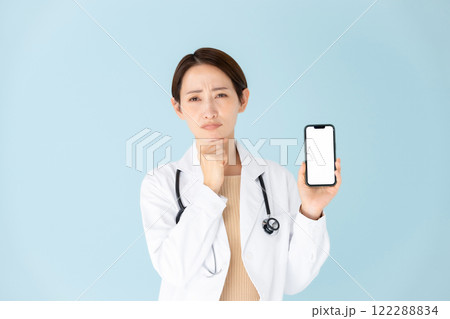 白衣の女性　聴診器　スマホ　悩む 122288834
