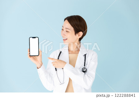 白衣の女性 聴診器 スマホ 笑顔 白衣の女性 聴診器 スマホ 笑顔 122288841
