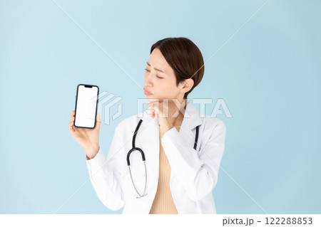 白衣の女性 聴診器 スマホ 悩む 白衣の女性 聴診器 スマホ 悩む 122288853