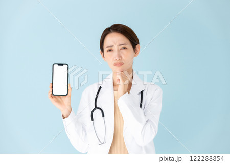 白衣の女性　聴診器　スマホ　悩む 122288854