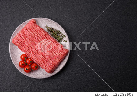 Raw ground beef or pork with salt, spices, herbs and tomatoes 122288905