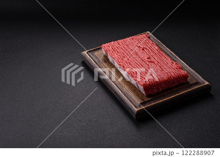 Raw ground beef or pork with salt, spices, herbs and tomatoes 122288907