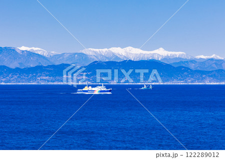 【静岡県】白銀の南アルプスを背に、土肥港に向かう駿河湾フェリー 【静岡県】白銀の南アルプスを背に、土肥港に向かう駿河湾フェリー 122289012