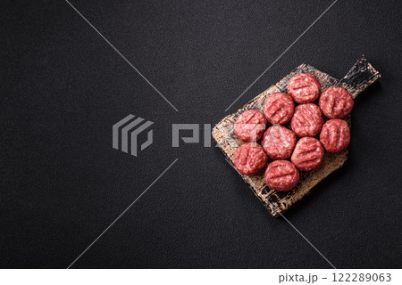 Raw meatballs of minced meat beef, pork or chicken with salt, spices 122289063
