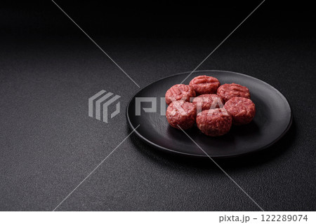 Raw meatballs of minced meat beef, pork or chicken with salt, spices 122289074