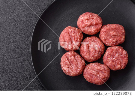 Raw meatballs of minced meat beef, pork or chicken with salt, spices Raw meatballs of minced meat beef, pork or chicken with salt, spices 122289078
