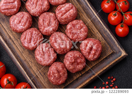 Raw meatballs of minced meat beef, pork or chicken with salt, spices 122289093