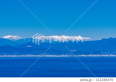 【静岡県】西伊豆から駿河湾越しに見る、雪化粧した南アルプス 122289370