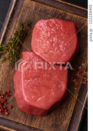Raw beef eye steak round with salt, spices and herbs 122289405