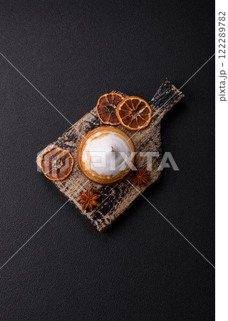 Sweet lemon tart with cream filling and zest 122289782