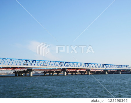 水辺から見る鉄橋|舞浜大橋 水辺から見る鉄橋|舞浜大橋 122290365