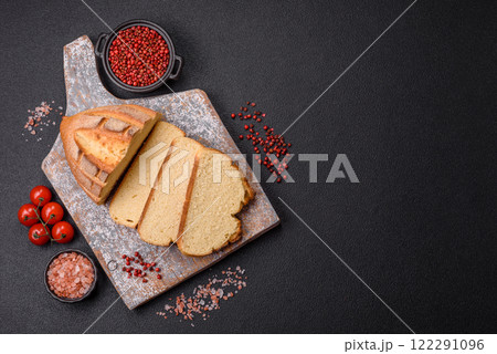 Homemade fresh crispy wholemeal bread Homemade fresh crispy wholemeal bread 122291096