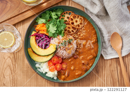 ヘルシーでお洒落な具沢山ベジタブルカレープレート 122291127