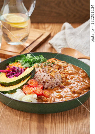 ヘルシーでお洒落な具沢山ベジタブルカレープレート 122291134