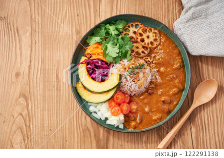 ヘルシーでお洒落な具沢山ベジタブルカレープレート 122291138