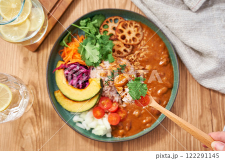 ヘルシーでお洒落な具沢山ベジタブルカレープレート 122291145