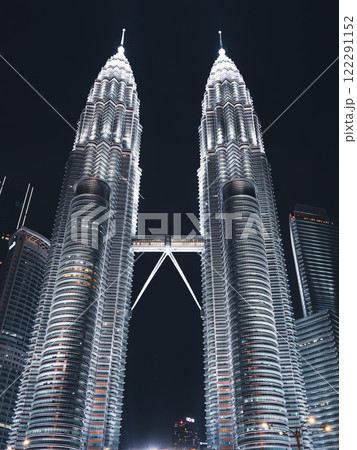 マレーシア・クアラルンプール、ペトロナスツインタワーの夜景 マレーシア・クアラルンプール、ペトロナスツインタワーの夜景 122291152
