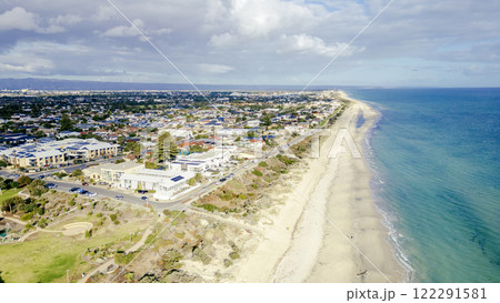 アデレードのセマフォアパークビーチの空撮 122291581