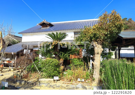 【香川県】快晴の旧平賀家住宅主屋(薬草園) 【香川県】快晴の旧平賀家住宅主屋(薬草園) 122291620