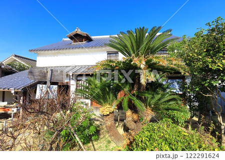 【香川県】快晴の旧平賀家住宅主屋(薬草園) 【香川県】快晴の旧平賀家住宅主屋(薬草園) 122291624