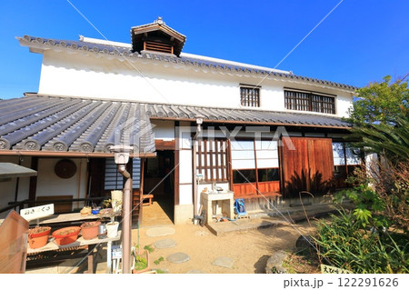 【香川県】快晴の旧平賀家住宅主屋(薬草園) 【香川県】快晴の旧平賀家住宅主屋(薬草園) 122291626