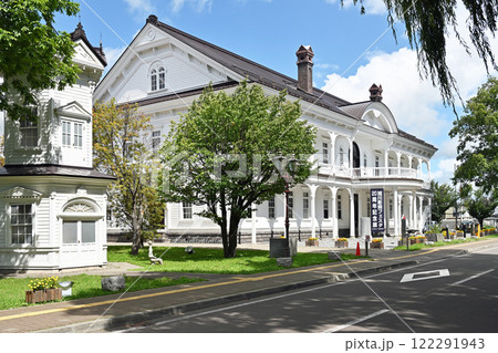 青空に映える白壁の洋館 122291943
