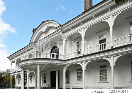 青空に映える白壁の洋館 122291945