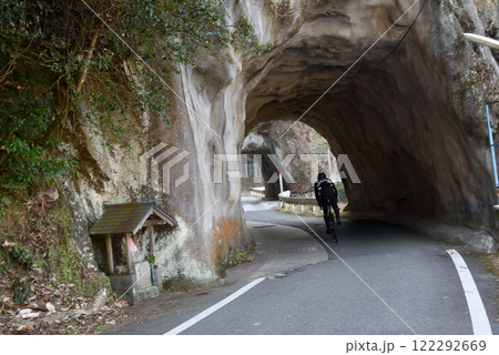 兵庫県・宍粟市山崎町与位の洞門、明治36年の人が手で掘る！下乢の奇岩しもほきのきがん 122292669