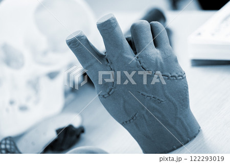 Hand printed on a 3D printer from polyamide powder. Three-dimensiona model of a human hand created on a 3D printer from plastic. Modern additive technologies. 3d printing technology. Manufacturing Hand printed on a 3D printer from polyamide powder. Three-dimensiona model of a human hand created on a 3D printer from plastic. Modern additive technologies. 3d printing technology. Manufacturing 122293019