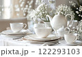美しい白いカップや皿、花 122293103