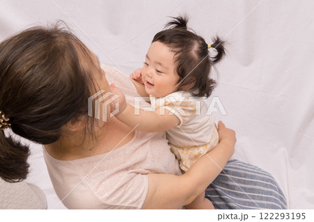 【おばあちゃんの顔を触る赤ちゃん】 【おばあちゃんの顔を触る赤ちゃん】 122293195