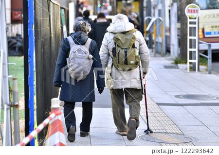 日本の横浜都市景観 高齢化社会…観光地で見かけた光景。杖には赤い名札。連絡先が記されている＝横浜市内 122293642