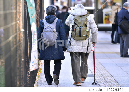 日本の横浜都市景観 高齢化社会…観光地で見かけた光景。杖には赤い名札。連絡先が記されている＝横浜市内 122293644