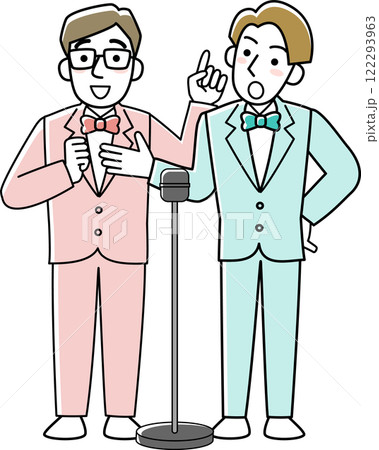マイクの前でしゃべる男性漫才コンビ マイクの前でしゃべる男性漫才コンビ 122293963