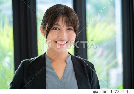 窓際で微笑む日本人女性 窓際で微笑む日本人女性 122294145