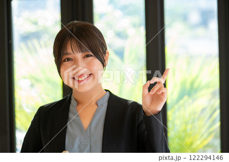 窓際で指差しをする日本人女性 窓際で指差しをする日本人女性 122294146