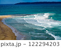 海岸の波打ち際 122294203