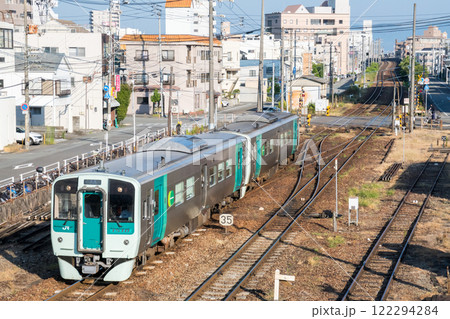 【徳島駅】徳島駅へ入線する徳島線の普通列車 【徳島駅】徳島駅へ入線する徳島線の普通列車 122294284