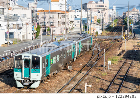 【徳島駅】徳島駅へ入線する高徳線の普通列車 【徳島駅】徳島駅へ入線する高徳線の普通列車 122294285