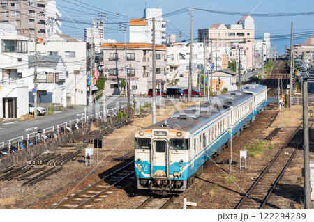 【徳島駅】徳島駅へ入線する高徳線の普通列車 【徳島駅】徳島駅へ入線する高徳線の普通列車 122294289