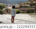遠くを眺める女の子 122294333