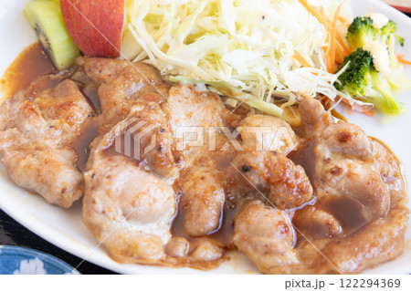 おいしい豚焼き肉、千切りキャベツ添え おいしい豚焼き肉、千切りキャベツ添え 122294369