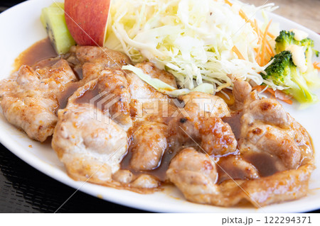 おいしい豚焼き肉、千切りキャベツ添え 122294371
