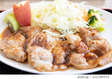 おいしい豚焼き肉、千切りキャベツ添え 122294372